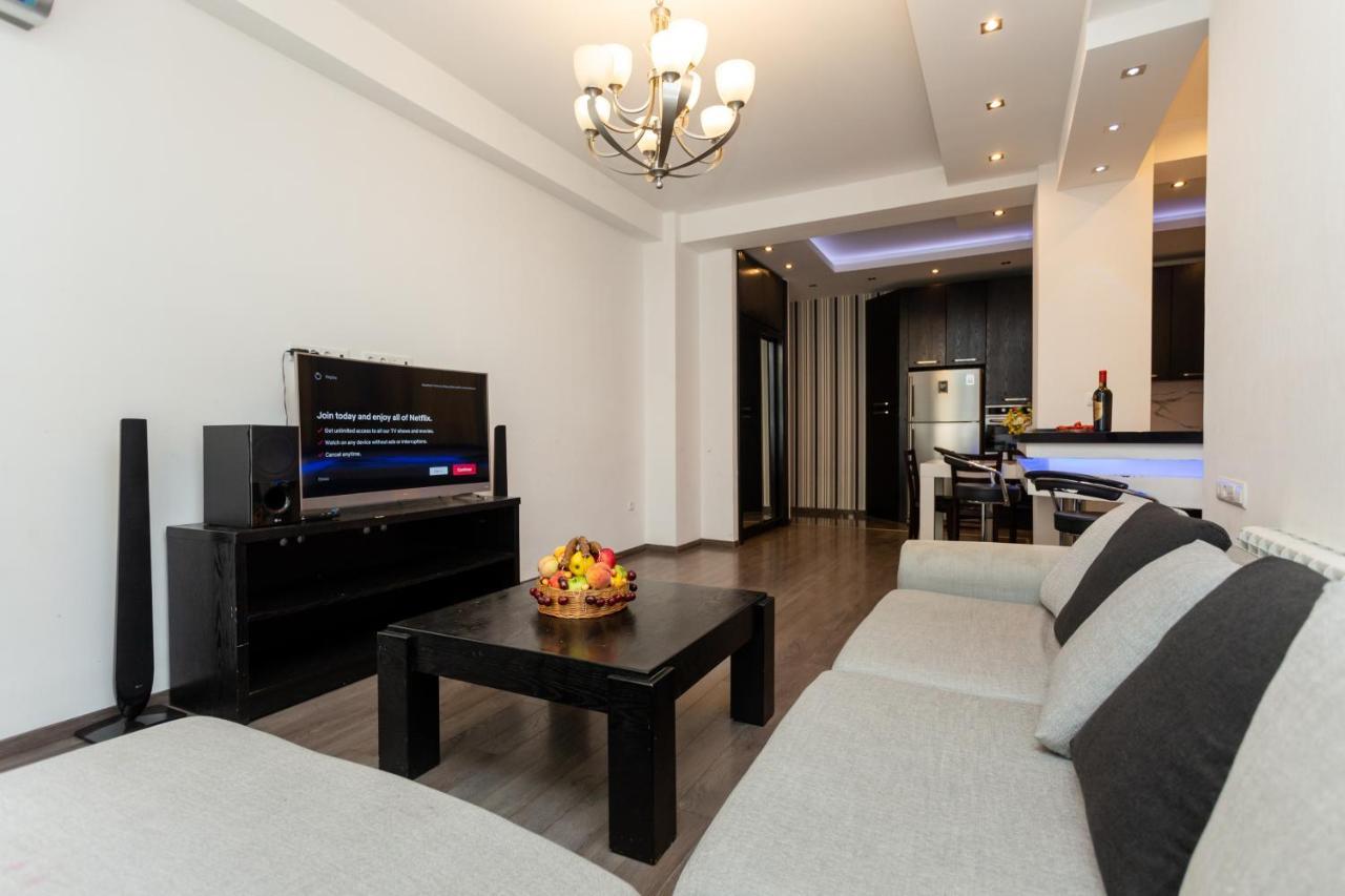 Two Bedroom Apartment In The City Center Tbilisi Bagian luar foto