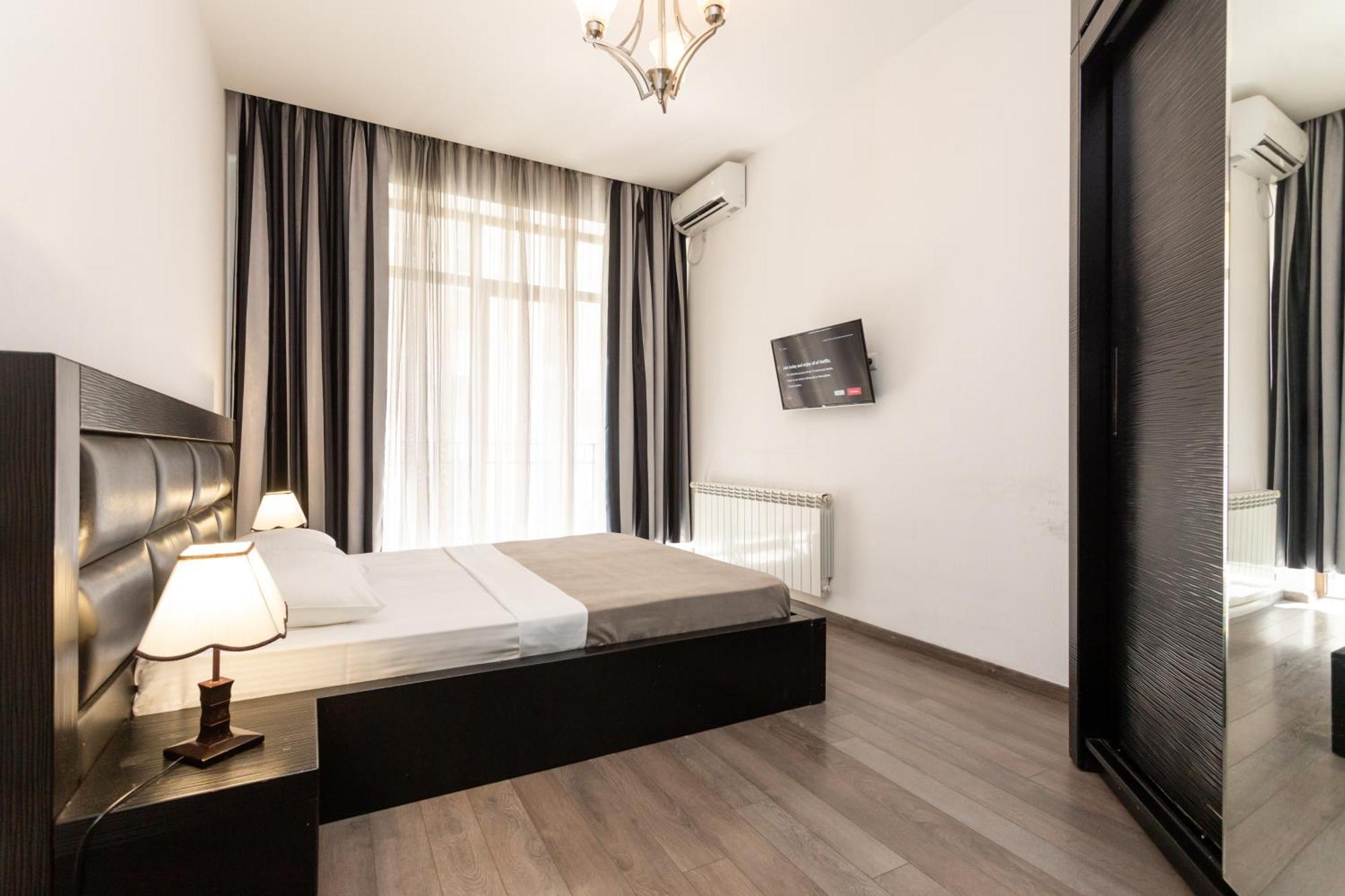 Two Bedroom Apartment In The City Center Tbilisi Bagian luar foto